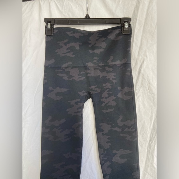 Spanx Look at Me Now Camo Seamless Leggings Size Medium NEW - Picture 11 of 13